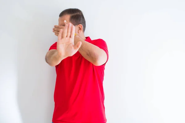 Mann Mittleren Alters Trägt Rotes Shirt Über Weißen Wänden Die — Stockfoto