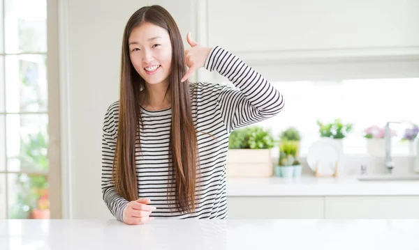 Hermosa Mujer Asiática Con Rayas Suéter Sonriendo Haciendo Gesto Teléfono — Foto de Stock