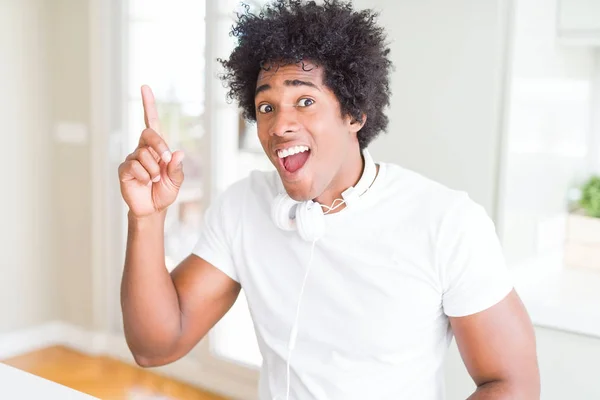 Афроамериканець Людина Носіння Навушників Прослуховування Музики Вказуючи Пальцем Успішною Ідеєю — стокове фото