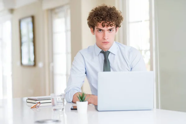 Молодий Бізнесмен Який Працює Комп Ютерним Ноутбуком Офісі Скептично Нервово — стокове фото
