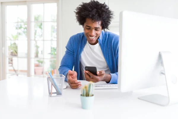 African American Man Arbetar Med Hjälp Smartphone Och Dator Med — Stockfoto