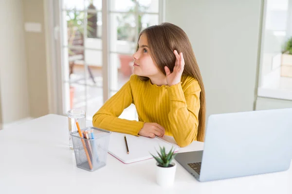 Mooi Jong Meisje Studeren Voor School Met Behulp Van Computer — Stockfoto