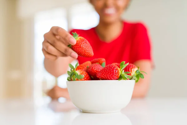 Close Jovem Mulher Comendo Morangos Frescos — Fotografia de Stock