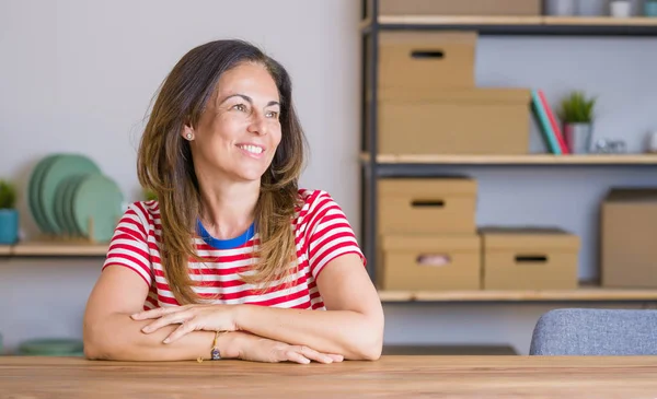 Mulher Idosa Meia Idade Sentada Mesa Casa Olhando Para Lado — Fotografia de Stock