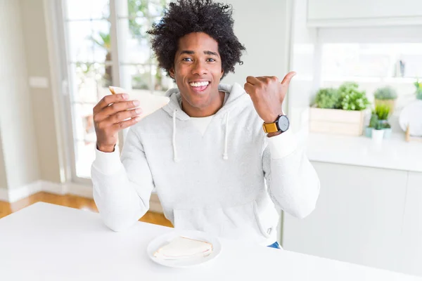 Afričan Americký Muž Který Jedl Ručně Vyrobený Sendvič Doma Ukazoval — Stock fotografie