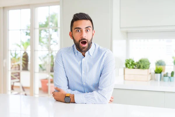 Bonito Homem Negócios Hispânico Com Medo Chocado Com Expressão Surpresa — Fotografia de Stock