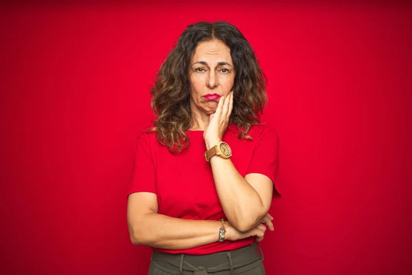 Mujer Mayor Mediana Edad Con Pelo Rizado Sobre Fondo Rojo — Foto de Stock