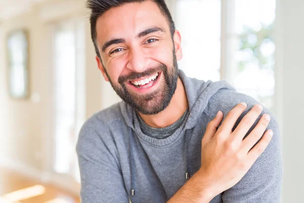 Hombre guapo sonriendo alegre con una gran sonrisa en la cara mostrando t —  Fotos de Stock