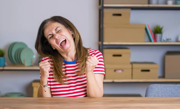 Middelbare Leeftijd Senior Vrouw Zittend Aan Tafel Thuis Erg Blij — Stockfoto