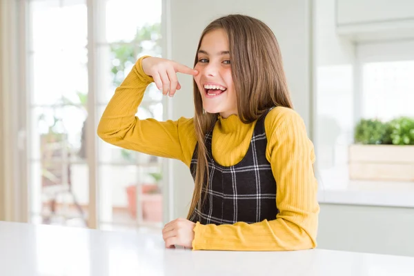 Jovem Linda Menina Criança Loira Vestindo Camisola Amarela Casual Casa — Fotografia de Stock