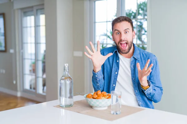 Hombre Guapo Comiendo Pasta Con Albóndigas Salsa Tomate Casa Celebrando — Foto de Stock