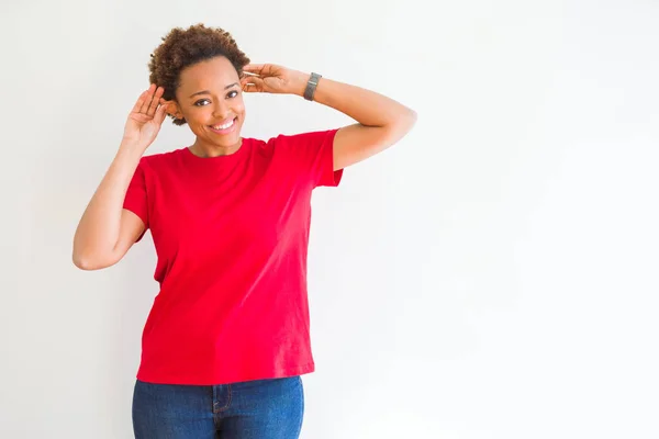 Jovem Mulher Americana Africana Bonita Sobre Fundo Branco Sorrindo Puxando — Fotografia de Stock