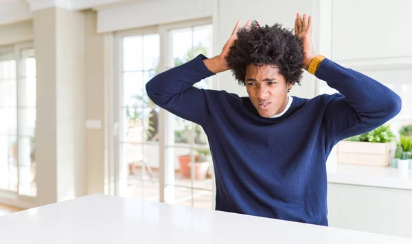 Jonge Afro Amerikaanse Man Draagt Nonchalante Trui Die Thuis Konijnenoren — Stockfoto