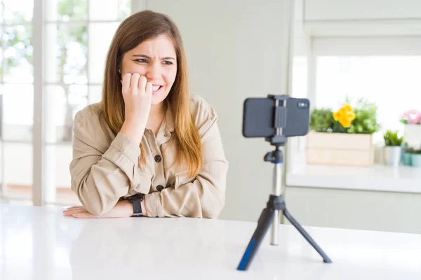 Όμορφη Νεαρή Γυναίκα Κάνει Online Κλήση Βίντεο Χρησιμοποιώντας Smartphone Webcam — Φωτογραφία Αρχείου