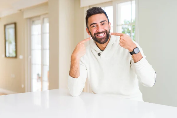 Bonito Homem Hispânico Vestindo Camisola Branca Casual Casa Sorrindo Mostrando — Fotografia de Stock