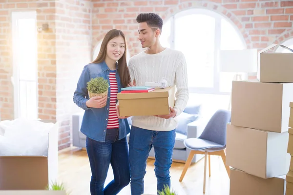 Hermosa Joven Asiática Pareja Buscando Feliz Sonriente Emocionado Moviéndose Nuevo — Foto de Stock