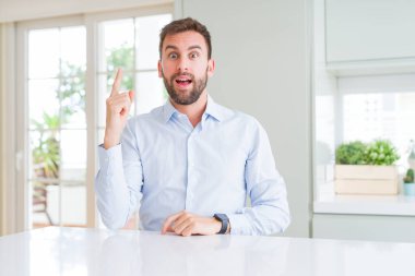 Yakışıklı iş başarılı fikirle yukarı işaret parmağı dostum. Çıktıktan ve mutlu. Bir numara.