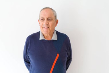 Yakışıklı Orta Çağ kıdemli adam gülümseyen neşeli, mutlu ve pozitif üzerinde beyaz izole arka plan