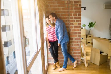 Orta yaş Senior çift yeni bir eve hareket, mutlu aşık Apartmant gülümsüyor