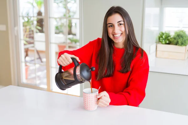 Mladá Krásná Žena Úsměvem Kávu Připravuje Šálek Latte Snídani — Stock fotografie