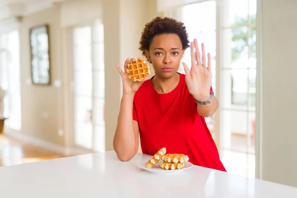 Ung Afrikansk Amerikansk Kvinna Äter Söt Våffla Med Öppen Hand — Stockfoto