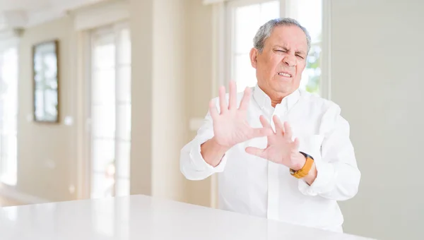 Hombre Mayor Guapo Casa Expresión Disgustada Disgustado Temeroso Haciendo Cara — Foto de Stock