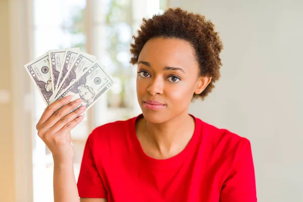 Joven Mujer Afroamericana Sosteniendo Billetes Banco Veinte Dólares Con Una — Foto de Stock