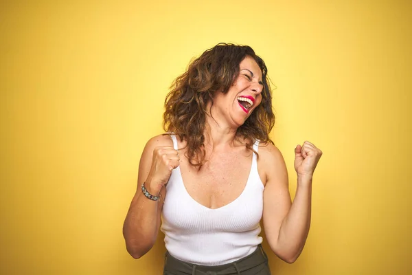 Femme Âgée Âge Moyen Avec Les Cheveux Bouclés Debout Sur — Photo