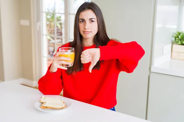 Hermosa Mujer Joven Comiendo Tostadas Jugo Naranja Para Merienda Desayuno — Foto de Stock