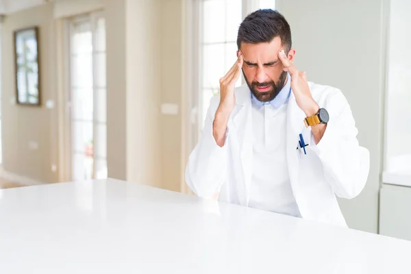 Yakışıklı Spanyol Doktor Veya Terapist Adam Stres Nedeniyle Baş Ağrısı — Stok fotoğraf