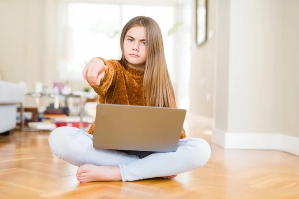 Menina Bonita Estudando Usando Laptop Sentado Chão Casa Apontando Com — Fotografia de Stock
