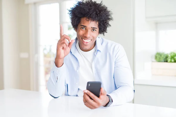 Afroamerický Muž Používající Smartphone Překvapenej Myšlenkou Nebo Otázkou Ukazujícími Prst — Stock fotografie