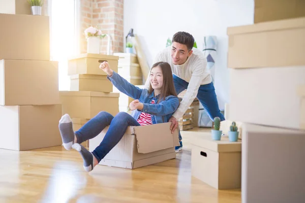 Grappig Aziatisch Paar Met Plezier Paardrijden Binnen Kartonnen Doos Glimlachend — Stockfoto