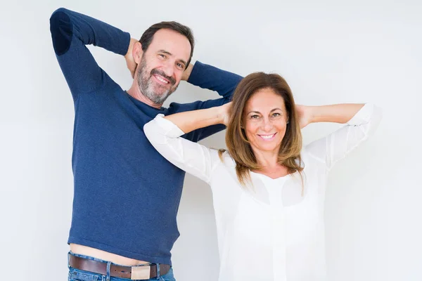 Casal Meia Idade Bonita Amor Sobre Fundo Isolado Relaxante Alongamento — Fotografia de Stock