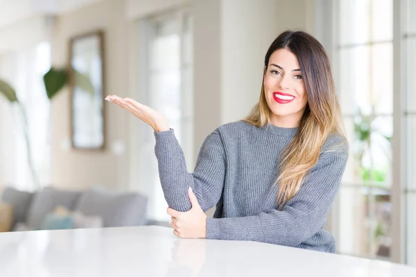 Jovem Mulher Bonita Vestindo Suéter Inverno Casa Sorrindo Alegre Apresentando — Fotografia de Stock