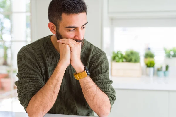 Stilig man tänkande förvirrad om tvivel, ifrågasätta en idé — Stockfoto