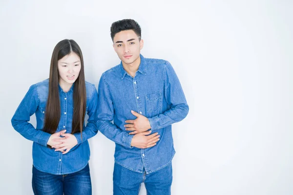 Vackra Unga Asiatiska Paret Över Vit Isolerad Bakgrund Med Hand — Stockfoto