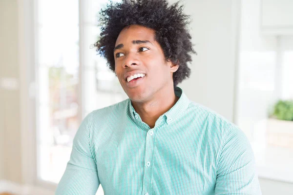 Afro Amerikaanse Zakenman Dragen Elegant Shirt Glimlachend Uitziende Kant Staren — Stockfoto