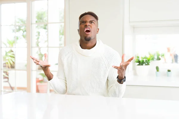 Knappe Afro Amerikaanse Man Witte Tafel Gek Boos Schreeuwen Schreeuwen — Stockfoto