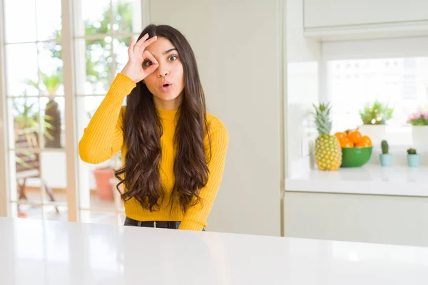 Jonge Mooie Vrouw Thuis Witte Tafel Doen Gebaar Geschokt Met — Stockfoto