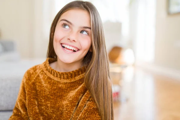 Schöne Junge Mädchen Kind Trägt Lässigen Pullover Lächelnd Seite Schauen — Stockfoto