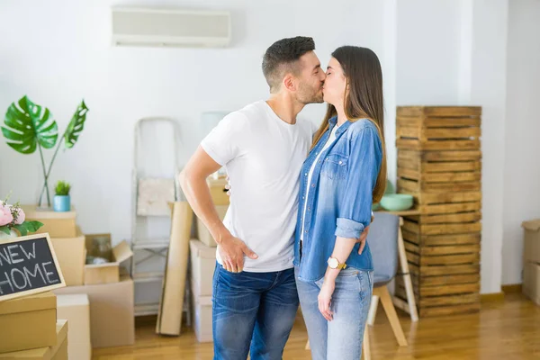 美丽的年轻夫妇搬到新房子 微笑快乐的圆纸板箱 — 图库照片
