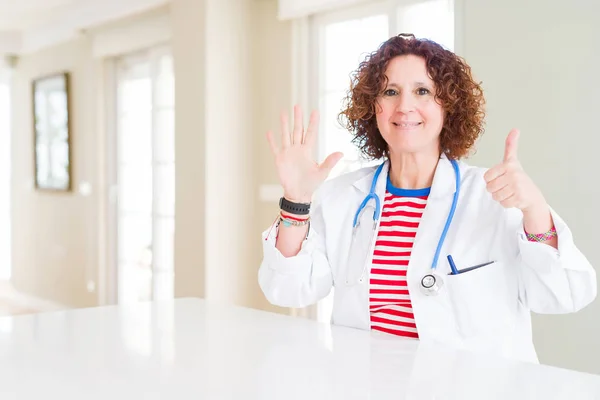 Medico Anziano Donna Indossa Vestaglia Medica Presso Clinica Mostrando Indicando — Foto Stock