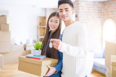 Genç Asya çift tutan Keys bu yeni ev, gülümseyen mutlu ve heyecanlı Moving için bir yeni daire