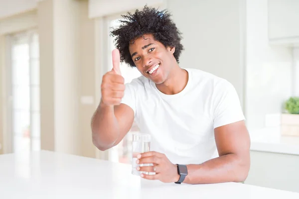 Afričan Americký Muž Popíjí Sklenici Vody Doma Šťastnou Velkým Úsměvem — Stock fotografie