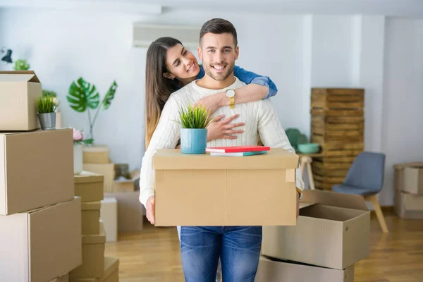 Beautiful Young Couple Moving New House Smiling Happy Holding Cardboard — Stock Photo, Image