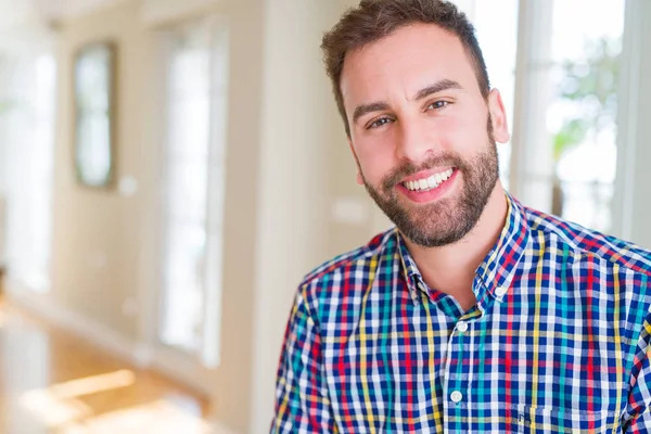 Pohledný Muž Nosí Barevné Tričko Usmívá Pozitivní Kameru — Stock fotografie