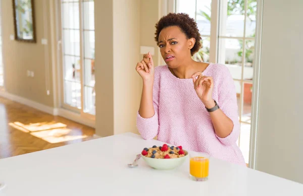 Mladá Afro Americká Žena Která Ráno Zdravě Nasnídá Doma Znechuceně — Stock fotografie
