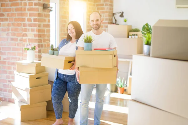 Junges Paar Zieht Ein Neues Zuhause Und Lächelt Glücklich Kartons — Stockfoto