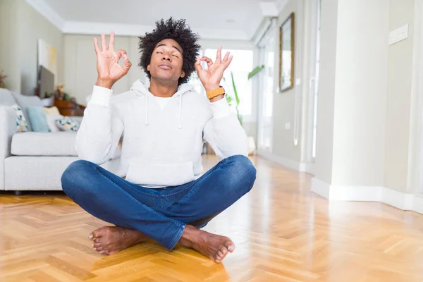 Afroameričan Který Sedí Podlaze Doma Odpočívá Směje Očima Uzavřenými Prsty — Stock fotografie